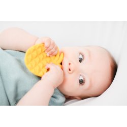 Mossegador per a nadó amb forma de pinya. Fet de cautxú 100% natural i ecològic. J2643 Lanco Toys 4